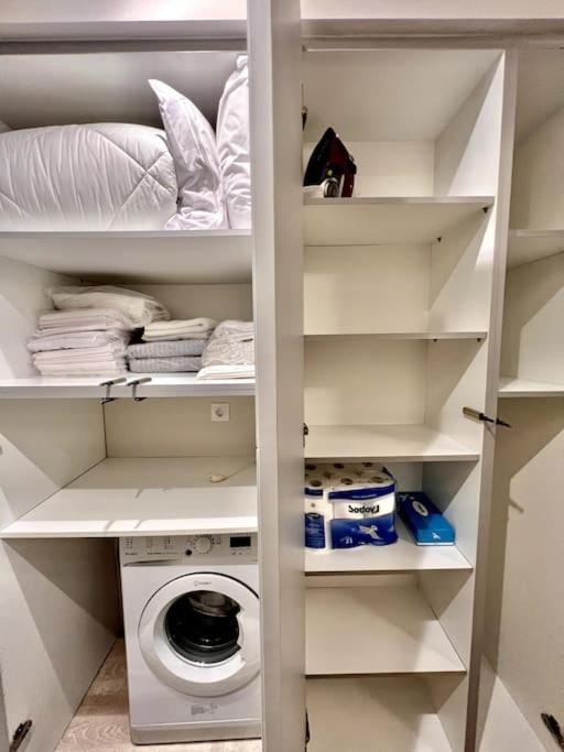 Lovely 1-Bedroom 2 Minutes From Beach Athen Eksteriør bilde