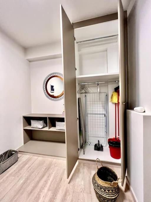 Lovely 1-Bedroom 2 Minutes From Beach Athen Eksteriør bilde